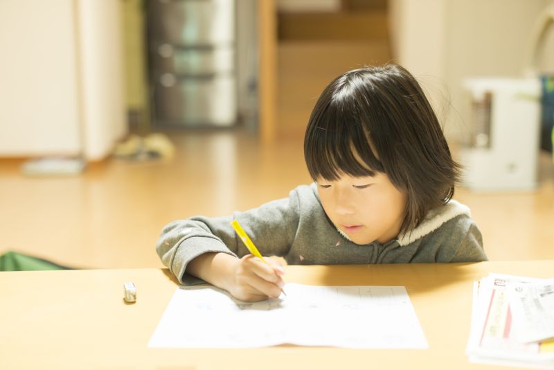 làm sao để con ngồi vào bàn học làm sao để con ngồi vào bàn học